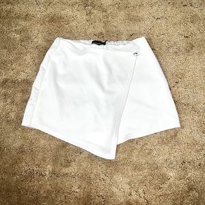 Prettylittlething skort size 4. White and like brand new, only worn once!